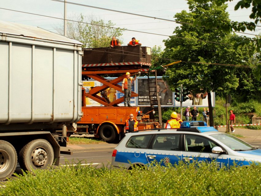 LKW riss Oberleitung ab Koeln Deutz Am Schnellert Siegburgerstr P124.JPG